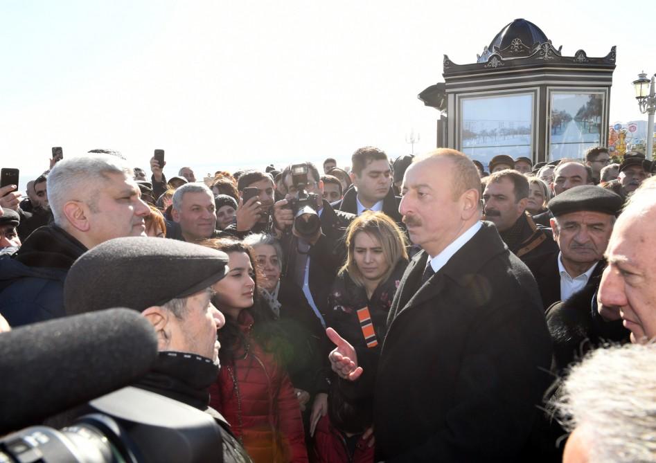 Президент Ильхам Алиев встретился на приморском бульваре Сумгайыта с жителями города (ФОТО) (версия 2)