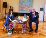 Автор 11 бестселлеров раскрыл в Баку секреты успеха (ФОТО)