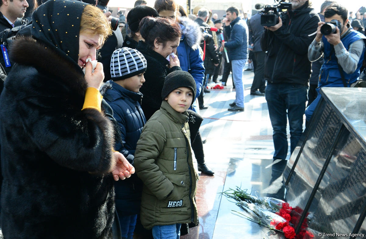 Общественность Азербайджана чтит память жертв Ходжалинского геноцида (ФОТО)