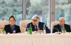 Президент Ильхам Алиев и Первая леди Мехрибан Алиева встретились с группой деятелей культуры и искусства (ФОТО) (версия 3)
