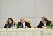 Президент Ильхам Алиев и Первая леди Мехрибан Алиева встретились с группой деятелей культуры и искусства (ФОТО) (версия 3)