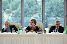 Президент Ильхам Алиев и Первая леди Мехрибан Алиева встретились с группой деятелей культуры и искусства (ФОТО) (версия 3)