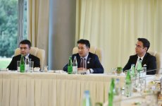 Президент Ильхам Алиев и Первая леди Мехрибан Алиева встретились с группой деятелей культуры и искусства (ФОТО) (версия 3)