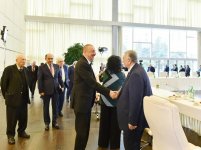 Президент Ильхам Алиев и Первая леди Мехрибан Алиева встретились с группой деятелей культуры и искусства (ФОТО) (версия 3)
