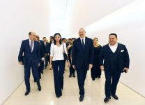 Президент Ильхам Алиев и Первая леди Мехрибан Алиева встретились с группой деятелей культуры и искусства (ФОТО) (версия 3)