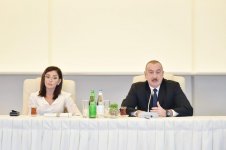 Президент Ильхам Алиев и Первая леди Мехрибан Алиева встретились с группой деятелей культуры и искусства (ФОТО) (версия 3)