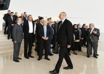 Президент Ильхам Алиев и Первая леди Мехрибан Алиева встретились с группой деятелей культуры и искусства (ФОТО) (версия 3)