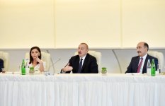 Президент Ильхам Алиев и Первая леди Мехрибан Алиева встретились с группой деятелей культуры и искусства (ФОТО) (версия 3)