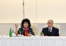 Президент Ильхам Алиев и Первая леди Мехрибан Алиева встретились с группой деятелей культуры и искусства (ФОТО) (версия 3)