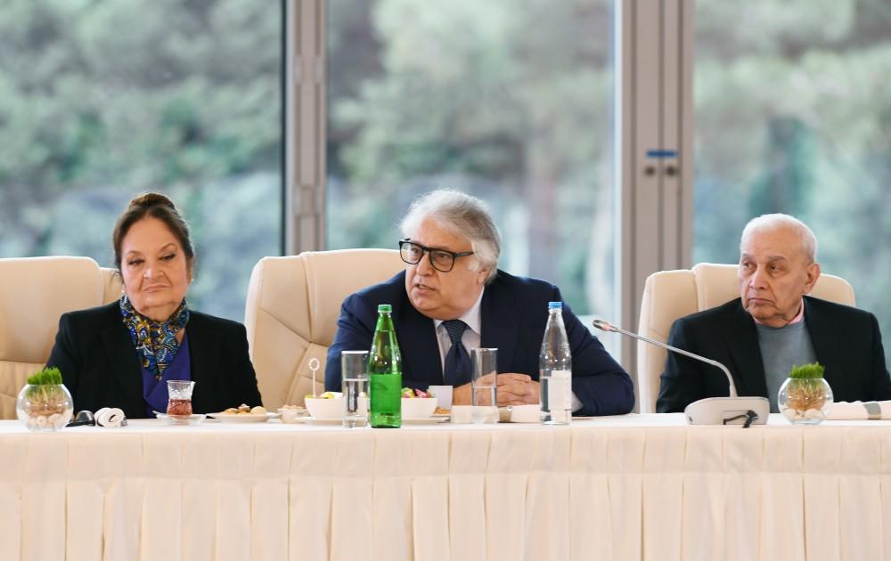 Президент Ильхам Алиев и Первая леди Мехрибан Алиева встретились с группой деятелей культуры и искусства (ФОТО) (версия 3)