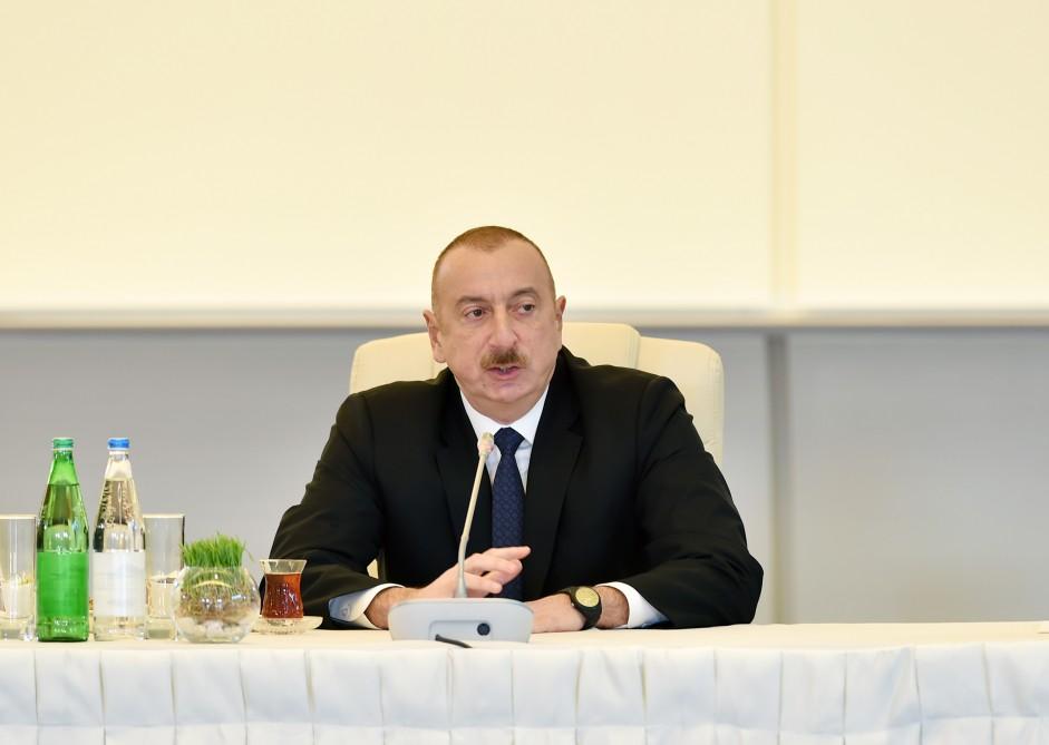 Президент Ильхам Алиев и Первая леди Мехрибан Алиева встретились с группой деятелей культуры и искусства (ФОТО) (версия 3)