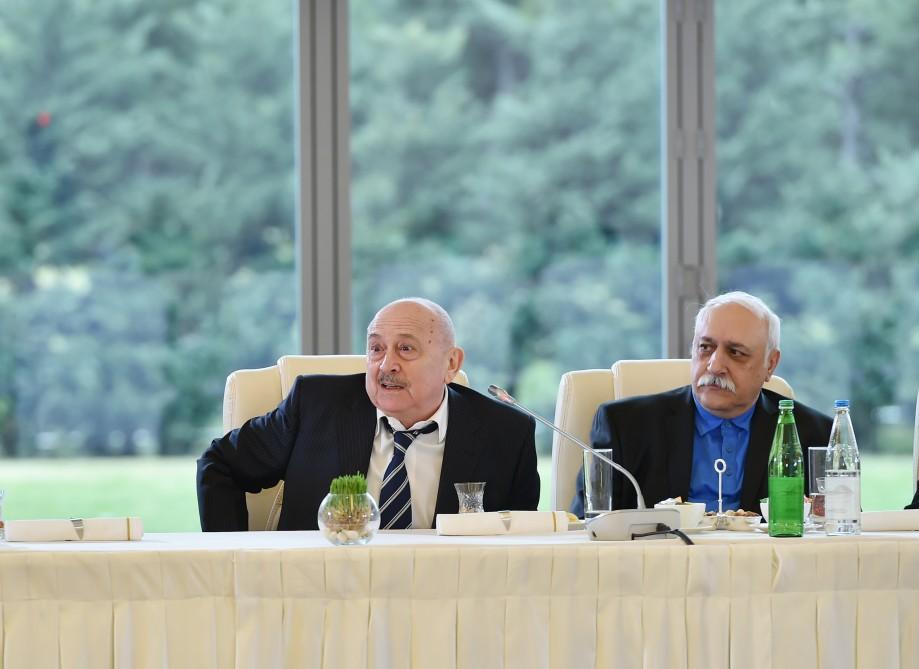 Президент Ильхам Алиев и Первая леди Мехрибан Алиева встретились с группой деятелей культуры и искусства (ФОТО) (версия 3)