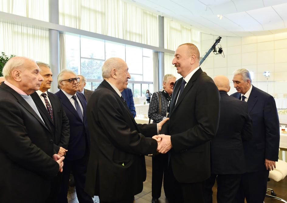 Президент Ильхам Алиев и Первая леди Мехрибан Алиева встретились с группой деятелей культуры и искусства (ФОТО) (версия 3)