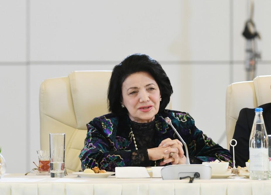 Президент Ильхам Алиев и Первая леди Мехрибан Алиева встретились с группой деятелей культуры и искусства (ФОТО) (версия 3)