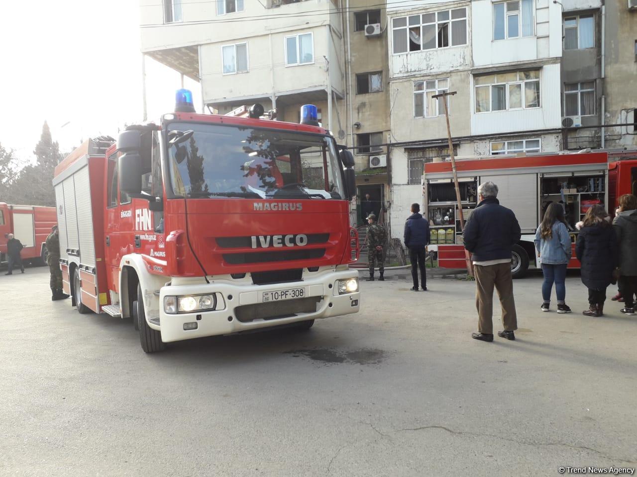 МЧС Азербайджана о пожаре в пятиэтажном здании в Баку
