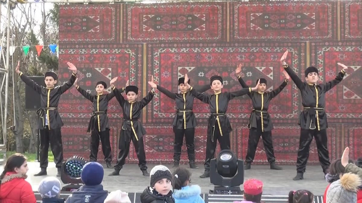 В Баку отметили праздник Новруз песнями и танцами (ФОТО)