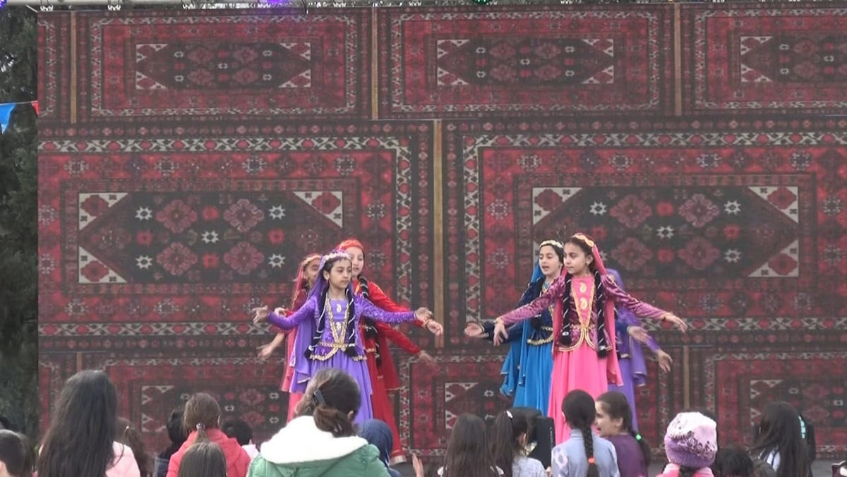 В Баку отметили праздник Новруз песнями и танцами (ФОТО)