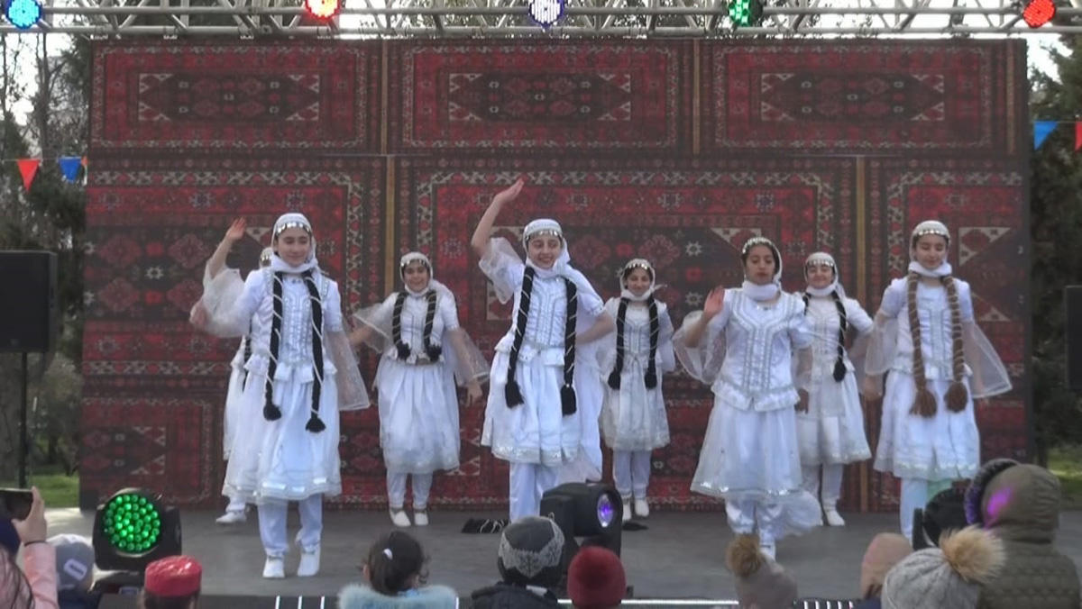В Баку отметили праздник Новруз песнями и танцами (ФОТО)