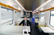 Президент Ильхам Алиев ознакомился с пассажирским поездом маршрута Баку-Тбилиси-Карс (ФОТО)
