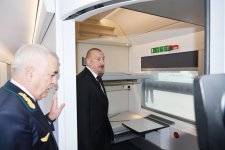 Президент Ильхам Алиев ознакомился с пассажирским поездом маршрута Баку-Тбилиси-Карс (ФОТО)