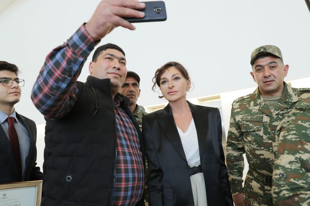 Первый вице-президент Мехрибан Алиева встретилась с военнослужащими, которых обеспечили высокотехнологичными протезами (ФОТО)