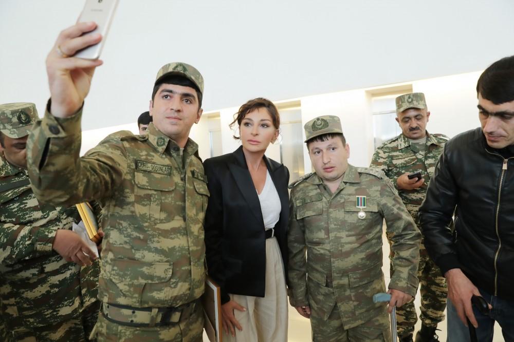 Первый вице-президент Мехрибан Алиева встретилась с военнослужащими, которых обеспечили высокотехнологичными протезами (ФОТО)