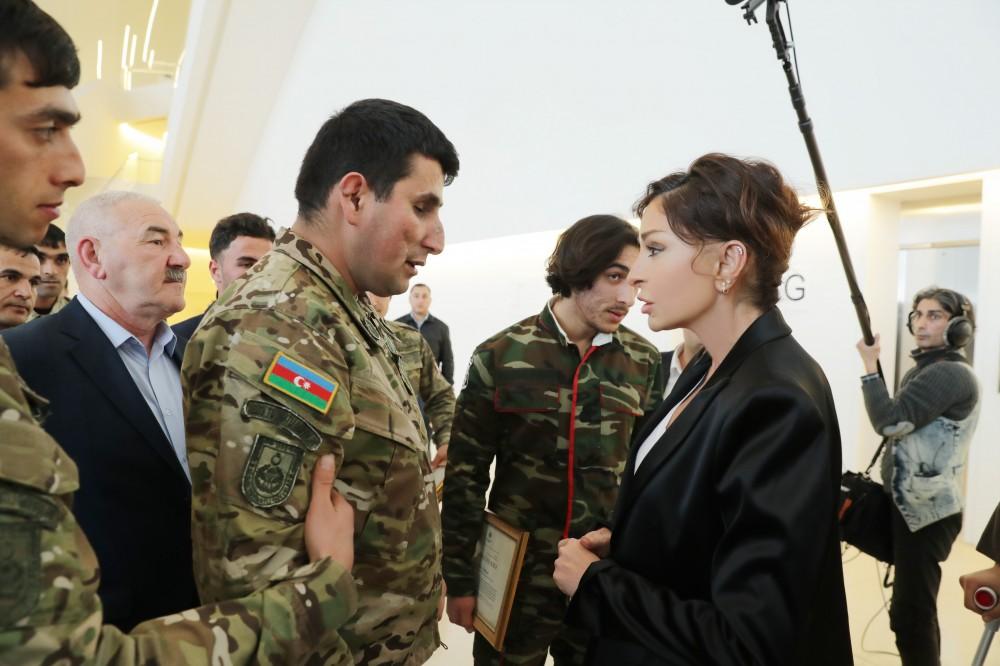 Первый вице-президент Мехрибан Алиева встретилась с военнослужащими, которых обеспечили высокотехнологичными протезами (ФОТО)