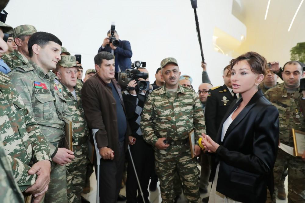 Первый вице-президент Мехрибан Алиева встретилась с военнослужащими, которых обеспечили высокотехнологичными протезами (ФОТО)