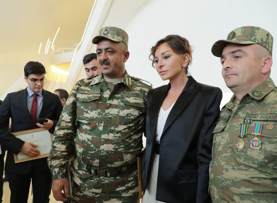 Первый вице-президент Мехрибан Алиева встретилась с военнослужащими, которых обеспечили высокотехнологичными протезами (ФОТО)