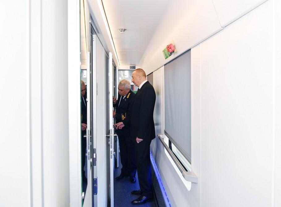 Президент Ильхам Алиев ознакомился с пассажирским поездом маршрута Баку-Тбилиси-Карс (ФОТО)