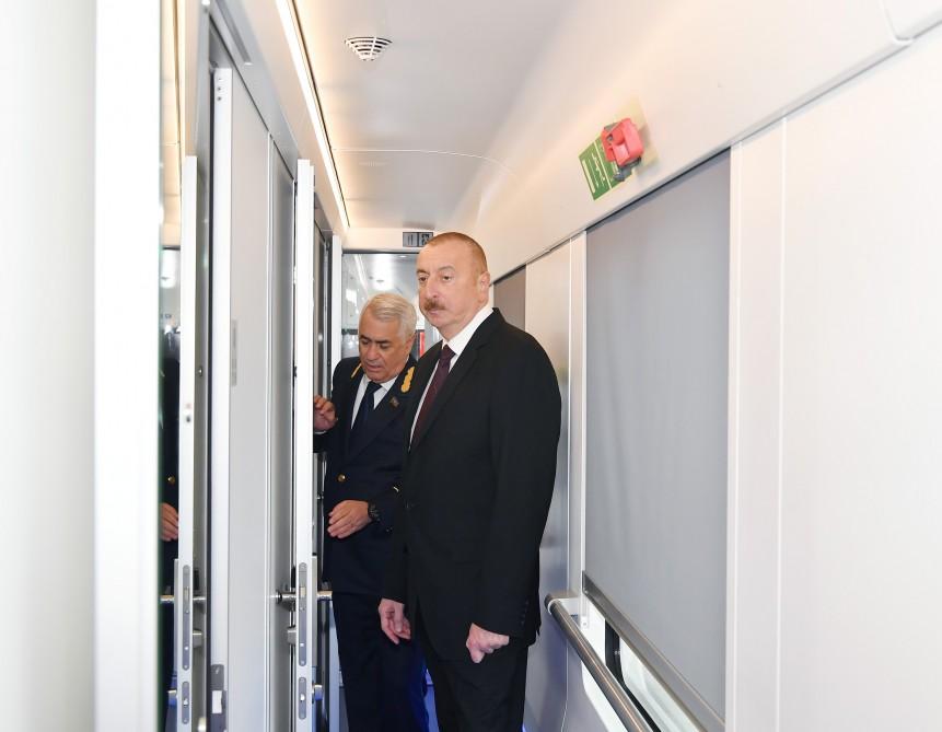 Президент Ильхам Алиев ознакомился с пассажирским поездом маршрута Баку-Тбилиси-Карс (ФОТО)