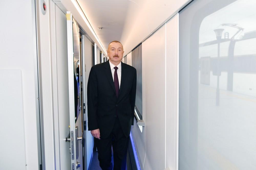 Президент Ильхам Алиев ознакомился с пассажирским поездом маршрута Баку-Тбилиси-Карс (ФОТО)