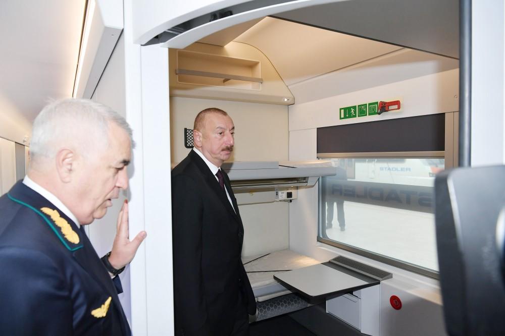 Президент Ильхам Алиев ознакомился с пассажирским поездом маршрута Баку-Тбилиси-Карс (ФОТО)