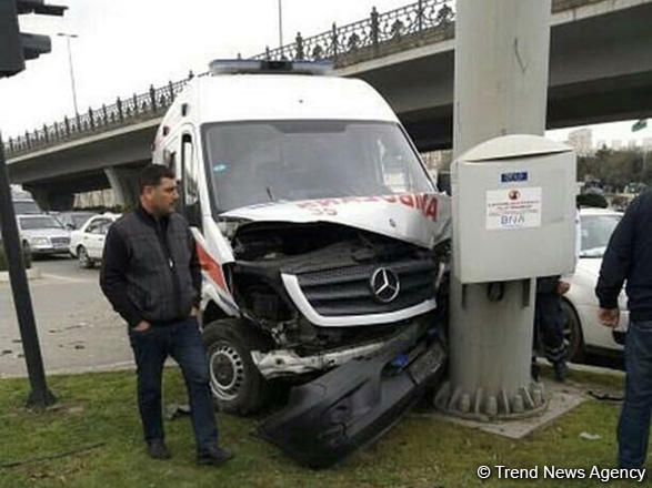 В Баку попал в ДТП автомобиль скорой помощи