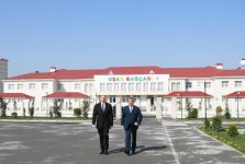 Президент Ильхам Алиев принял участие в открытии в бакинском поселке жилого комплекса для вынужденных переселенцев (ФОТО)