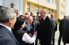 Президент Ильхам Алиев принял участие в открытии в бакинском поселке жилого комплекса для вынужденных переселенцев (ФОТО)