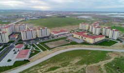 Президент Ильхам Алиев принял участие в открытии в бакинском поселке жилого комплекса для вынужденных переселенцев (ФОТО)