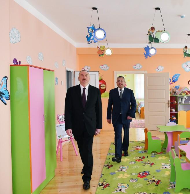 Президент Ильхам Алиев принял участие в открытии в бакинском поселке жилого комплекса для вынужденных переселенцев (ФОТО)