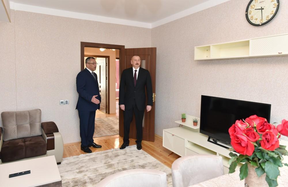 Президент Ильхам Алиев принял участие в открытии в бакинском поселке жилого комплекса для вынужденных переселенцев (ФОТО)