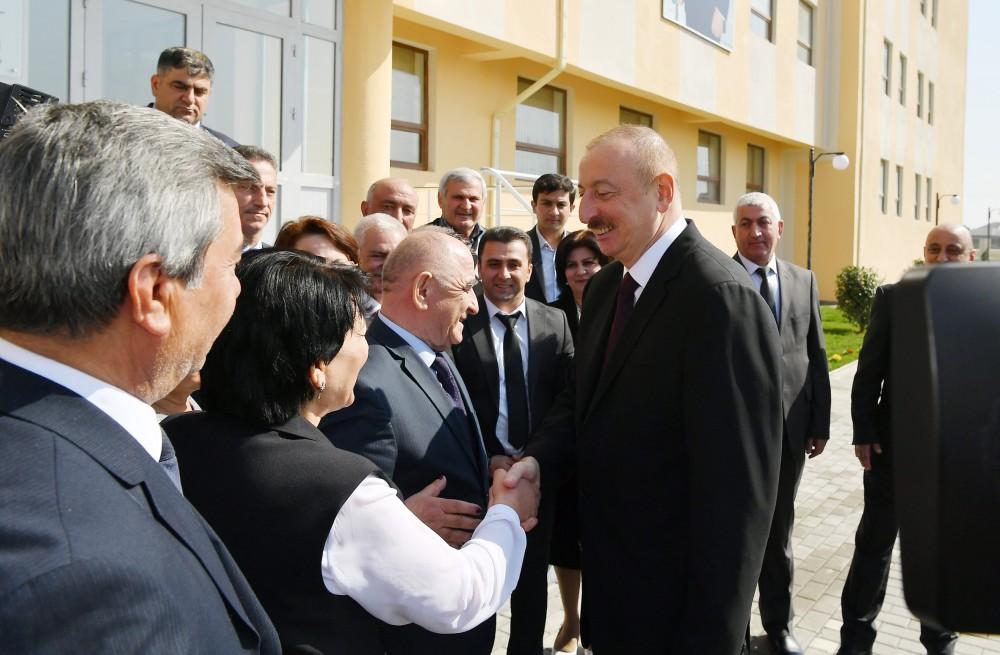 Президент Ильхам Алиев принял участие в открытии в бакинском поселке жилого комплекса для вынужденных переселенцев (ФОТО)