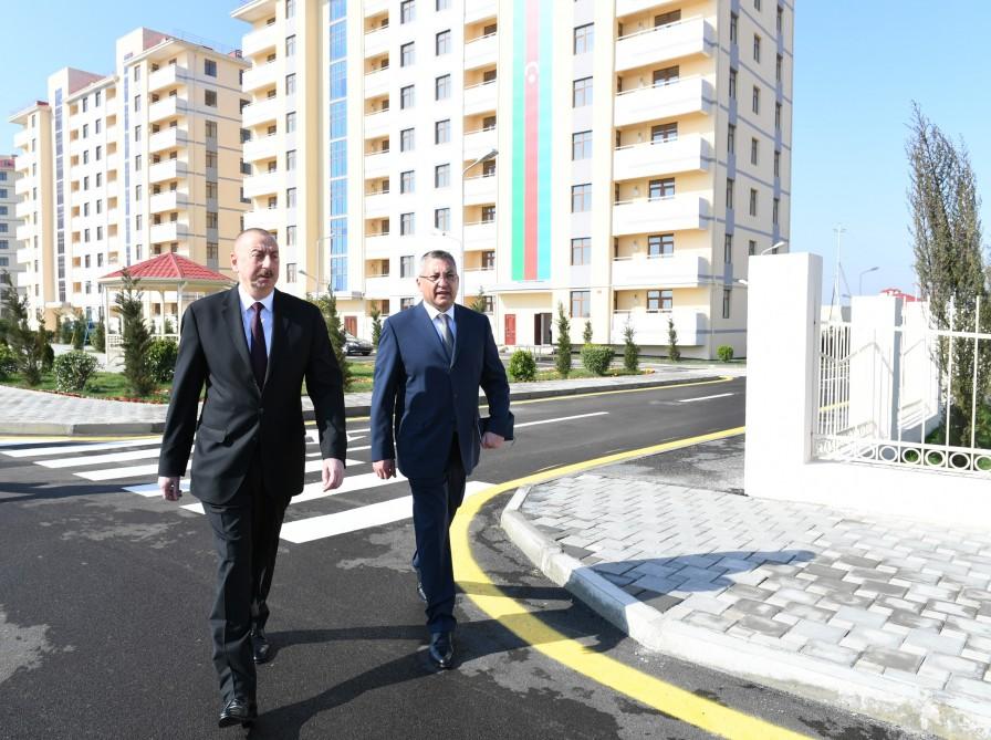Президент Ильхам Алиев принял участие в открытии в бакинском поселке жилого комплекса для вынужденных переселенцев (ФОТО)