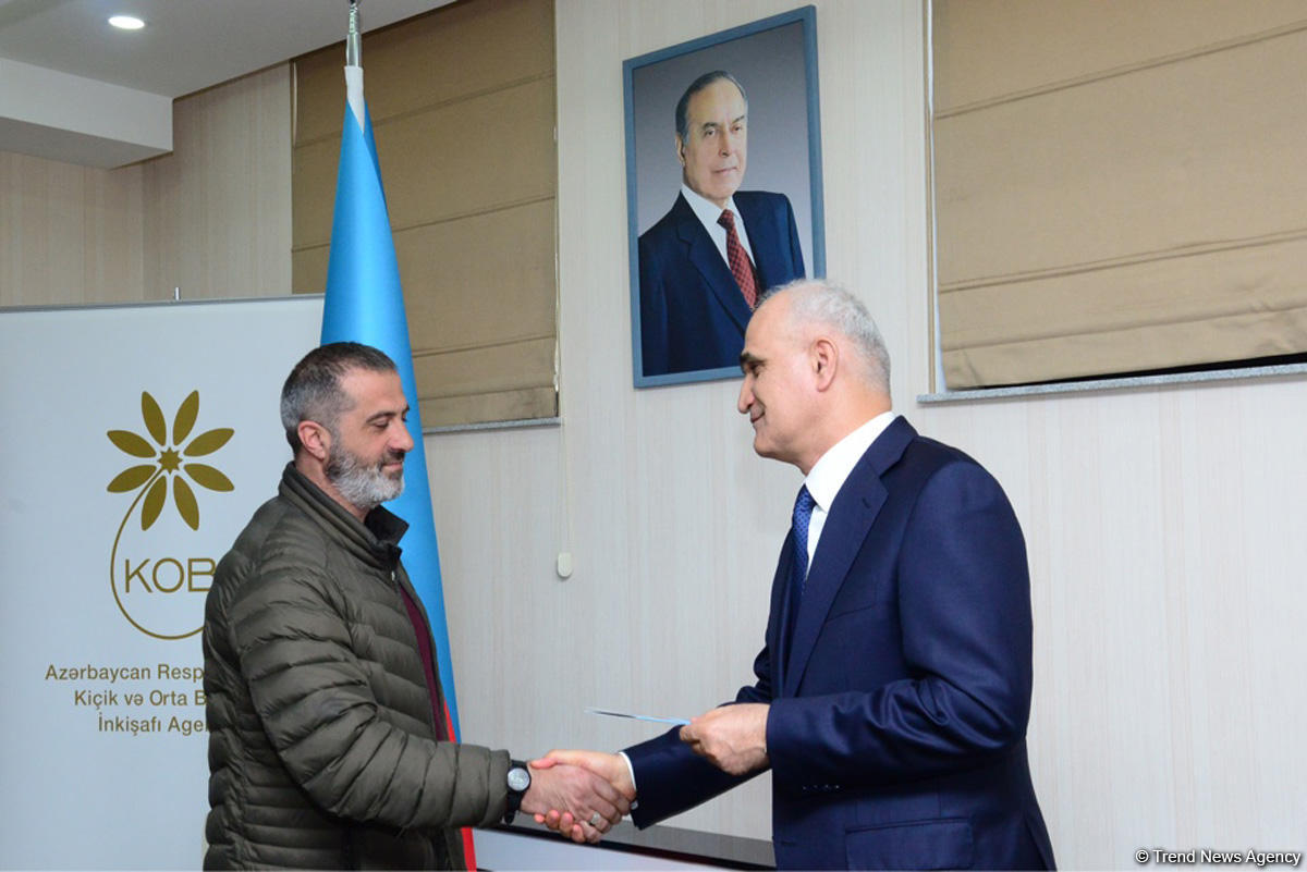 57 businessmen of burnt down shopping center in Baku receive financial assistance (PHOTO)