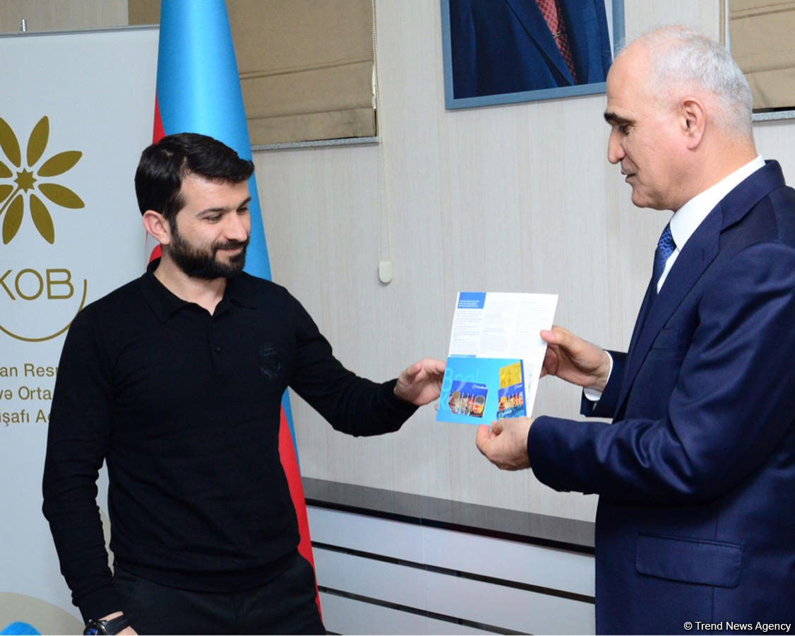 57 businessmen of burnt down shopping center in Baku receive financial assistance (PHOTO)