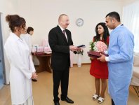 Президент Ильхам Алиев и Первая леди Мехрибан Алиева встретились с родителями 10-миллионного гражданина Азербайджана (ФОТО)