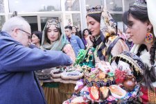 Азербайджанскими сладостями и песнями отметили 100-летие ВГИКа в Баку (ФОТО)