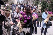 Азербайджанскими сладостями и песнями отметили 100-летие ВГИКа в Баку (ФОТО)