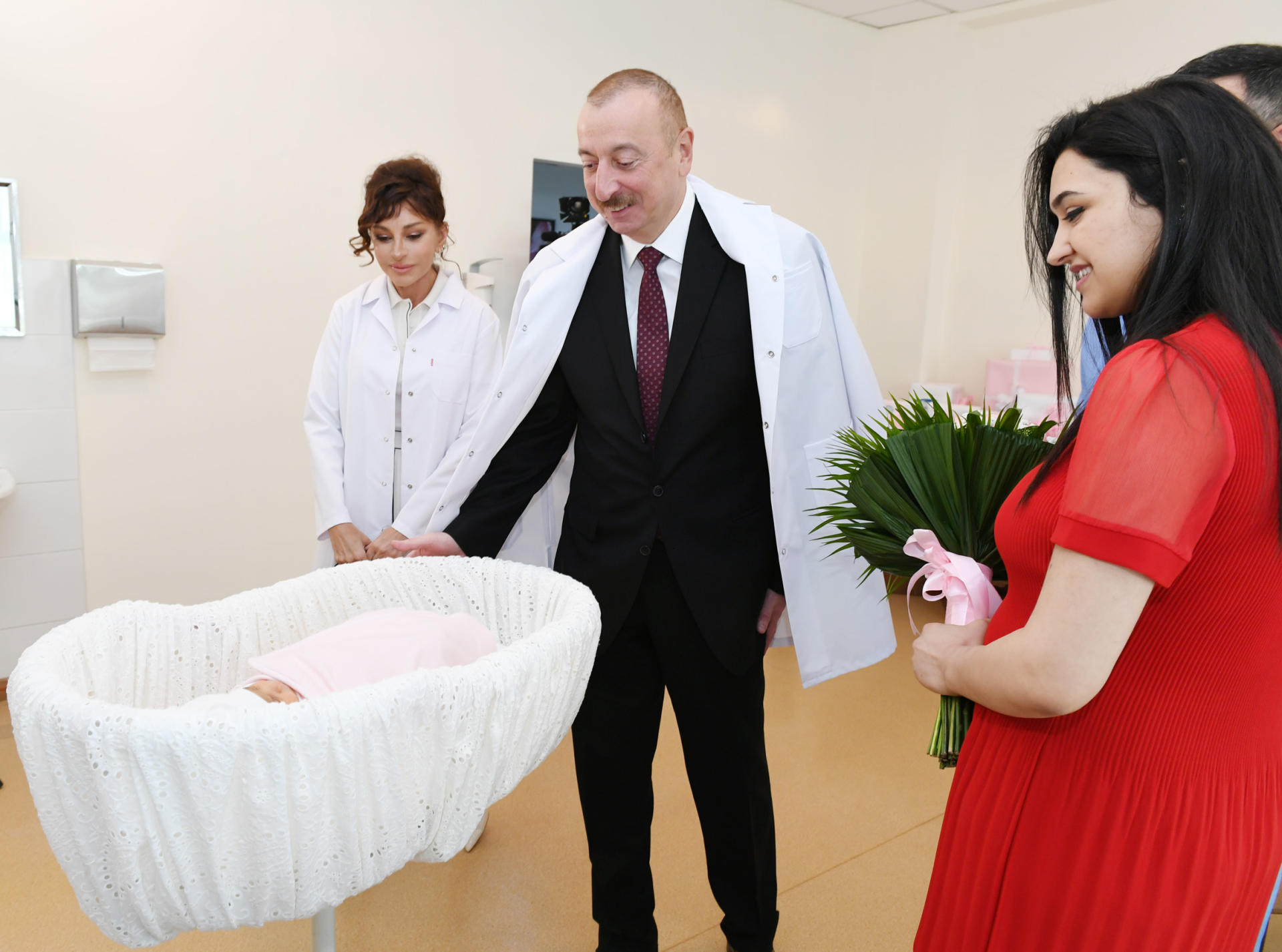 Президент Ильхам Алиев и Первая леди Мехрибан Алиева встретились с родителями 10-миллионного гражданина Азербайджана (ФОТО)