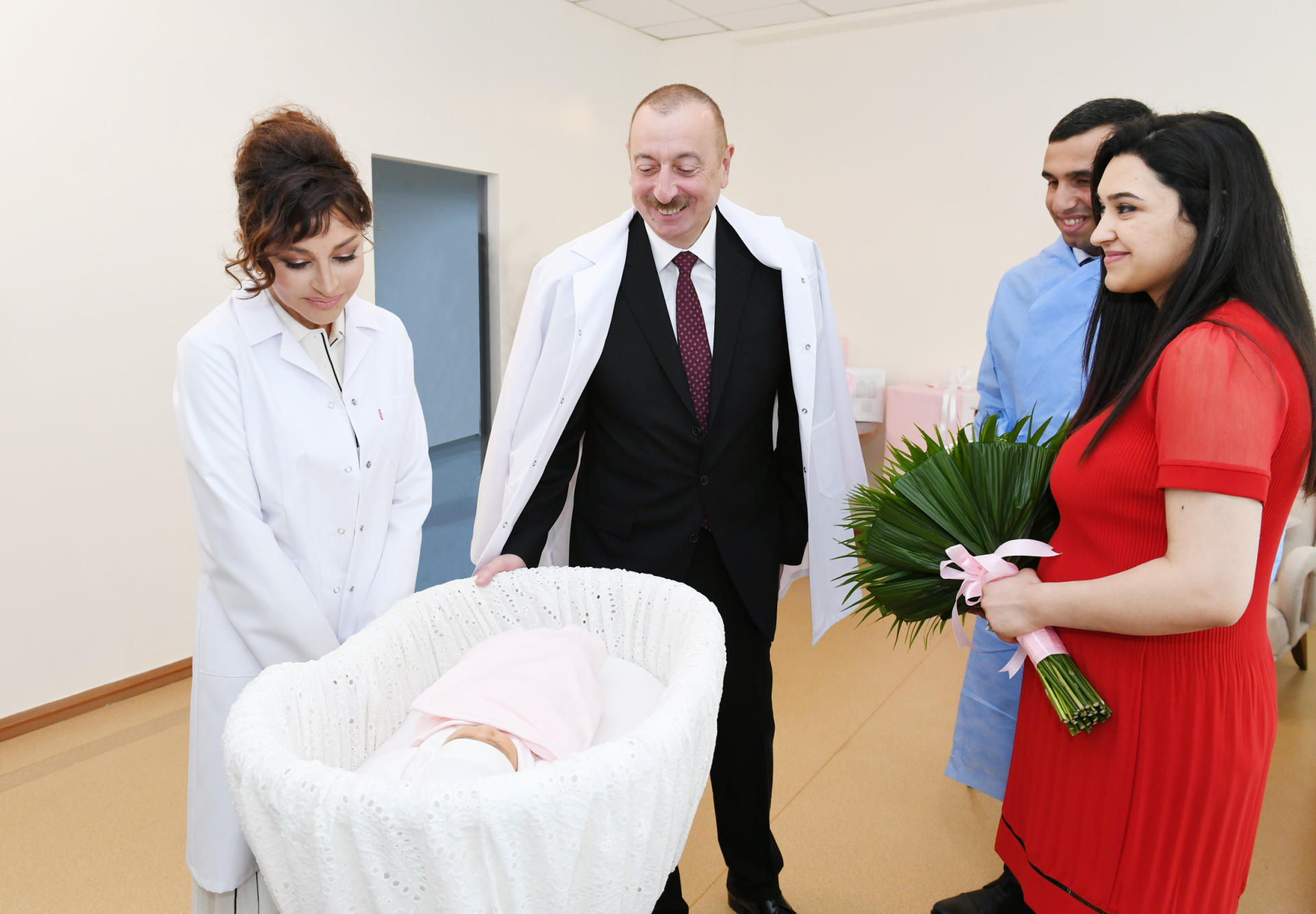 Президент Ильхам Алиев и Первая леди Мехрибан Алиева встретились с родителями 10-миллионного гражданина Азербайджана (ФОТО)