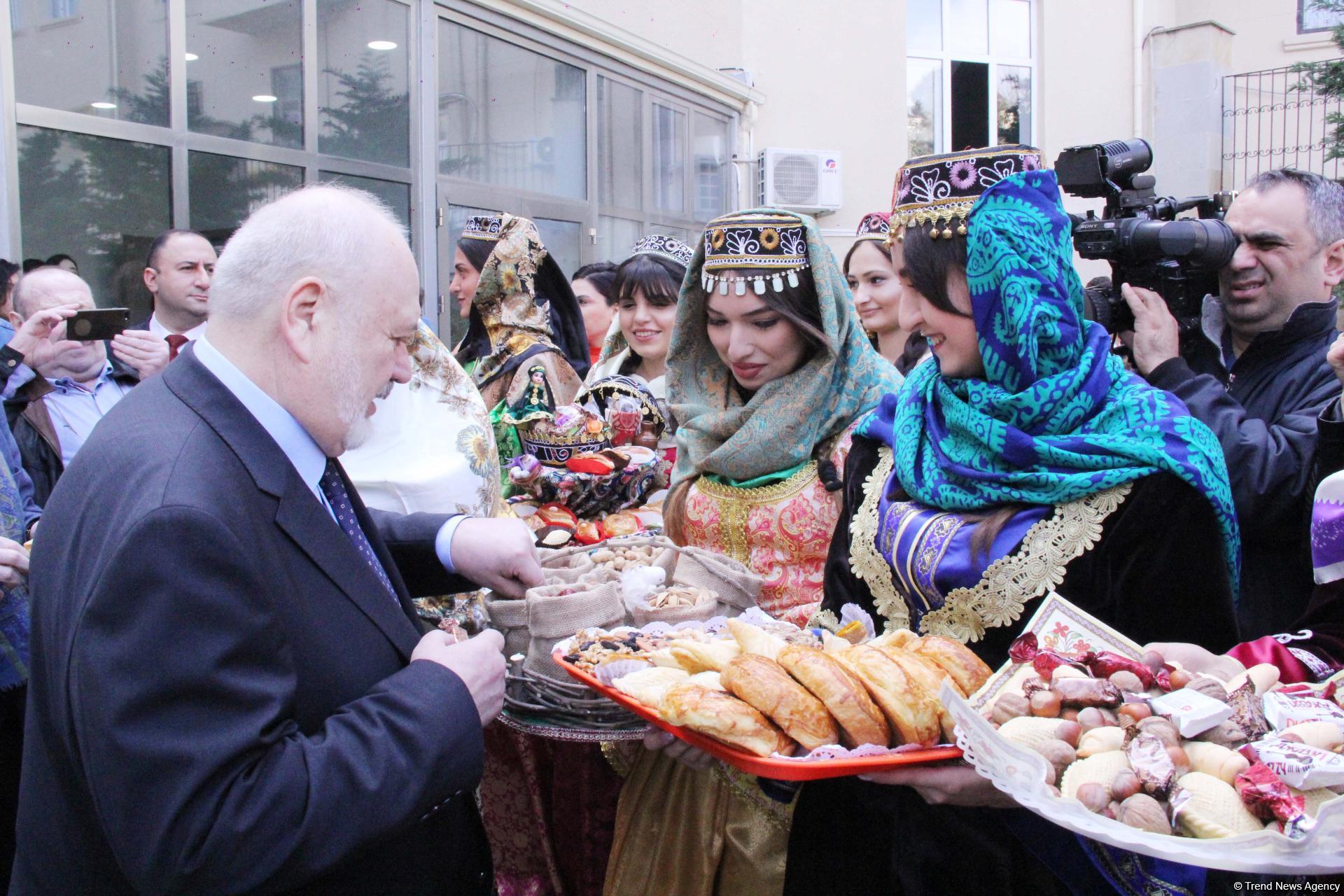 Азербайджанскими сладостями и песнями отметили 100-летие ВГИКа в Баку (ФОТО)