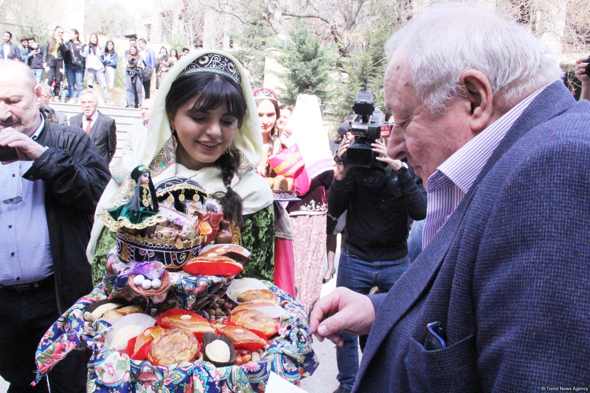 Азербайджанскими сладостями и песнями отметили 100-летие ВГИКа в Баку (ФОТО)